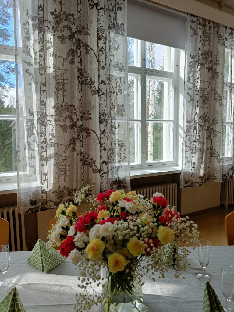 Kevät pöytä